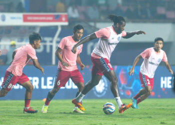 Jamshedpur FC players practise before the start of the match 45 of the HERO INDIAN SUPER LEAGUE 2022 played between Jamshedpur FC and Kerala Blasters FC at the JRD Tata Sports Complex, Jamshedpur, in India on 4th December 2022.

Photo: Vipin Pawar/Focus Sports/ ISL