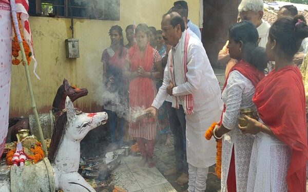 सरहूल पर्व पर पूजा-अर्चना में शामिल झारखंड के पूर्व मुख्यमंत्री रघुवर दास.