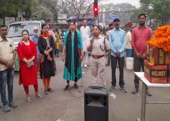 जागरूकता अभियान में वाहन चालकों को जानकारी देते जुगसलाई ट्रॉफिक थााना प्रभारी संगीता कुमारी.