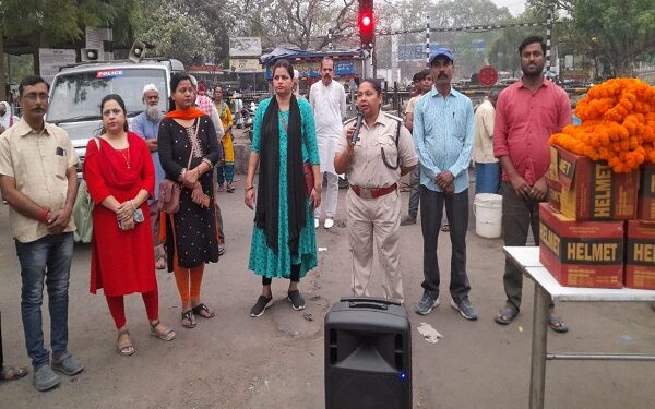 जागरूकता अभियान में वाहन चालकों को जानकारी देते जुगसलाई ट्रॉफिक थााना प्रभारी संगीता कुमारी.