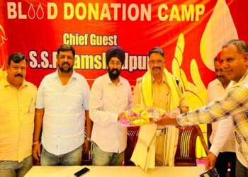 शिविर में सीसीआर डीएसपी अनिमेष कुमार गुप्ता को सम्मानित करते.