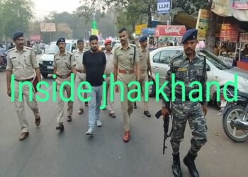 साकची में कन्हैया सिंह को घुमाती पुलिस.