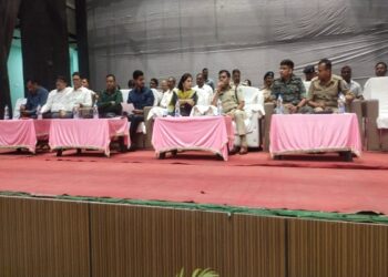 केंद्रीय शांति समिति की बैठक में मौजूद डीसी विजया जाधव, एसएसपी प्रभात कुमार व अन्य अधिकारी.