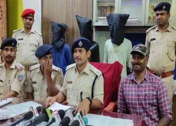 गिरफ्तार आरोपियों की जानकारी देती पुलिस.