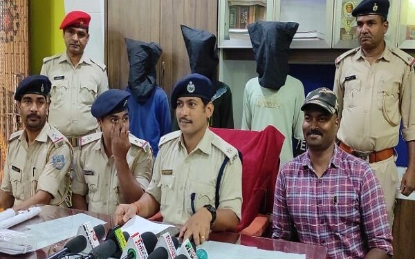 गिरफ्तार आरोपियों की जानकारी देती पुलिस.