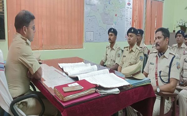 टेल्को थाने में पुलिस अधिकारियों को आवश्यक दिशा-निर्देश देते एसएसपी प्रभात कुमार.