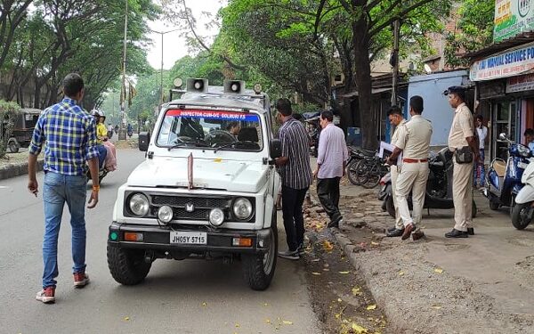 घटनास्थल पर पहुंचकर मामले की जांच करती गोलमुरी पुलिस.