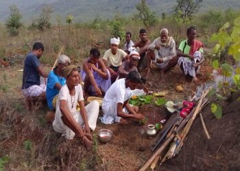 दलमा में देवी-देवताओं की पूजा-अर्चना में शामिल सेंदरा वीर.