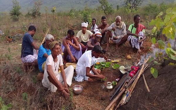 दलमा में देवी-देवताओं की पूजा-अर्चना में शामिल सेंदरा वीर.