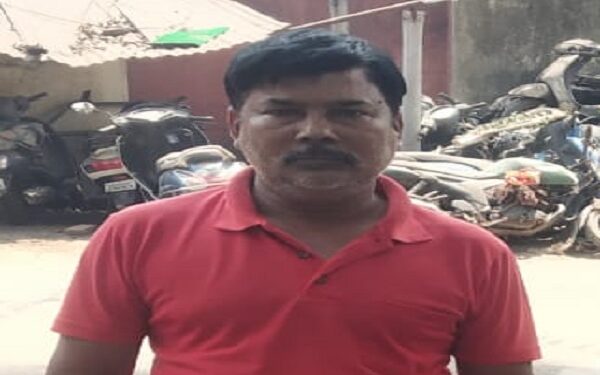 पुलिस गिरफ्त में आरोपी मनोज मोहंती.