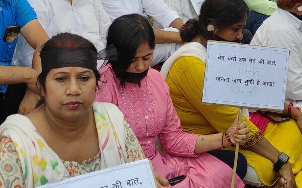 साकची गोलचक्कर पर धरना पर बैठे कांग्रेसी.