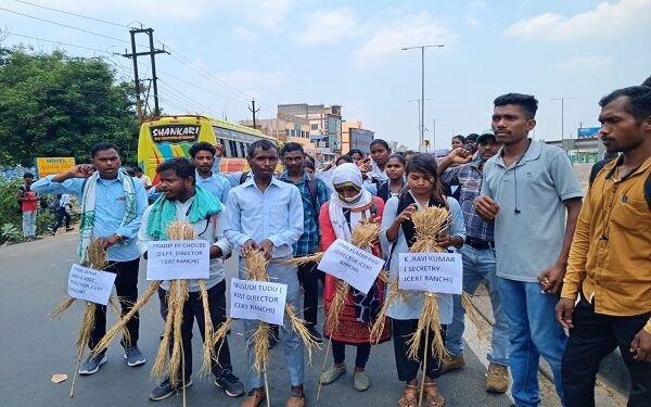 शिक्षा अधिकारियों का पुतला जलाते संथाली छात्र