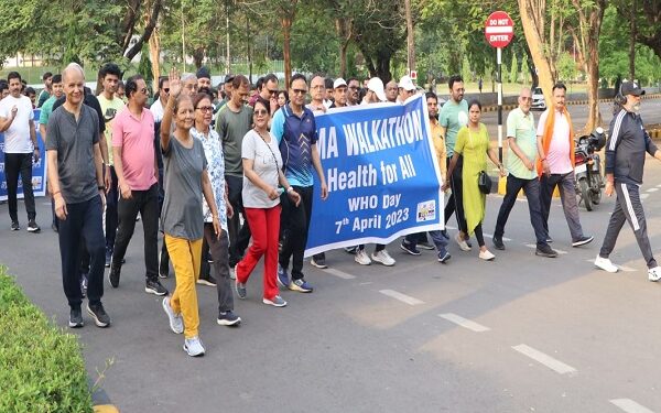 बिष्टूपुर में आयोजित रैली में शामिल आइएमए के लोग वह सरकारी डॉक्टर.