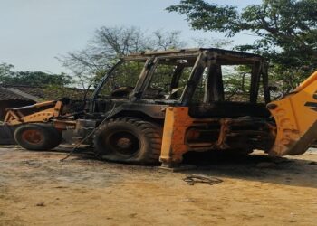 आनंदपुर में इसी जेसीबी को अज्ञात के द्वारा लगाई गई आग