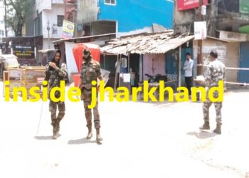 कदमा के शास्त्रीनगर में माहौल बिगड़ने के छठे दिन भी ड्यूटी करती पुलिस-बल.