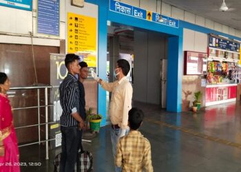 टाटानगर स्टेशन में यात्रियों की थर्मल स्क्रीनिंग करते स्वास्थ्य कर्मी