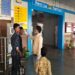 टाटानगर स्टेशन में यात्रियों की थर्मल स्क्रीनिंग करते स्वास्थ्य कर्मी