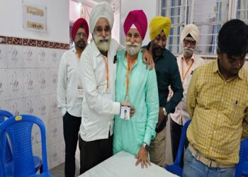 चुनाव जीतने के बाद हर्षित मुद्रा में तारा सिंह अपने प्रतिद्वंद्वी उम्मीदवार सह छोटे भाई बलबीर सिंह के साथ