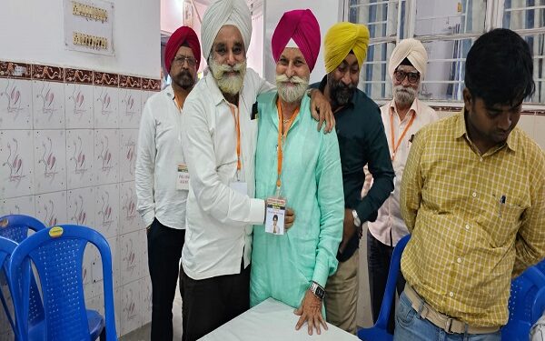 चुनाव जीतने के बाद हर्षित मुद्रा में तारा सिंह अपने प्रतिद्वंद्वी उम्मीदवार सह छोटे भाई बलबीर सिंह के साथ