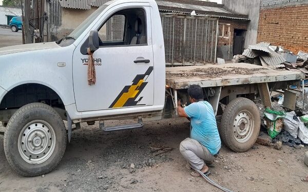 पोटका के हाता गैराज में खड़ी टाटा योद्धा गाड़ी.