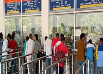 टाटानगर रेलवे स्टेशन के आरक्षण काउंटर पर यात्री टिकट कैंसल करवाते रेल यात्री.