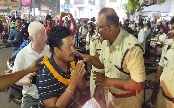 बिना हेलमेट वाहन चालकों को फूल माला पहनाती साकची ट्रैफिक पुलिस