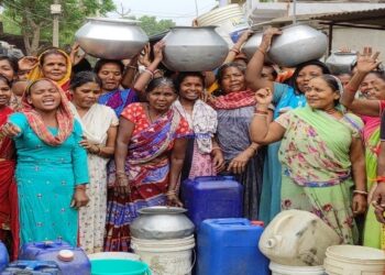 बाबुडीह बस्ती की महिलायें सड़क पर (फोटो- धनंजय).