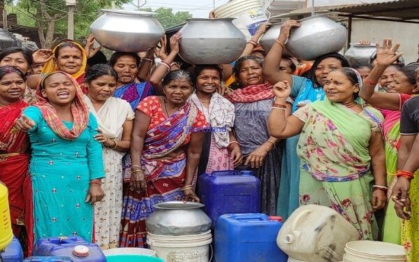 बाबुडीह बस्ती की महिलायें सड़क पर (फोटो- धनंजय).