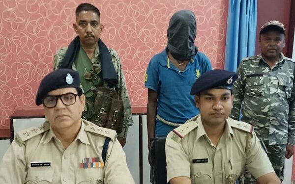 गिरफ्तार अफीम तस्कर मंगल की जानकारी देती पुलिस.