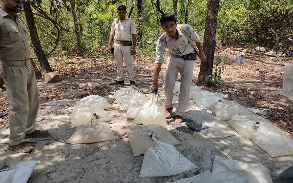 महुआ शराब जब्त करते उत्पाद विभाग के जवान