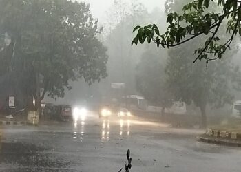 जमशेदपुर शहर में दिन के 3 बजे अंधेरा होने के बाद और बारिश का नजारा.