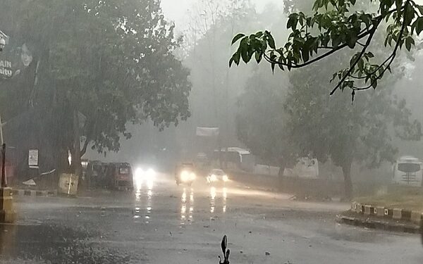 जमशेदपुर शहर में दिन के 3 बजे अंधेरा होने के बाद और बारिश का नजारा.