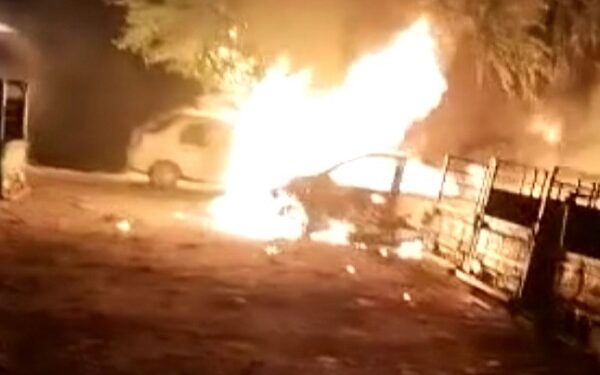 बागबेड़ा पार्किंग में बुधवार की रात के डेढ़ बजे जल रही कार.