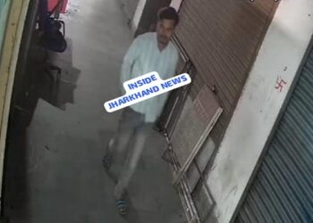 आदित्यपुर राज आर्टस दुकान के गल्ले से चोरी करते इसी युवक की फोटो सीसीटीवी में हुई कैद