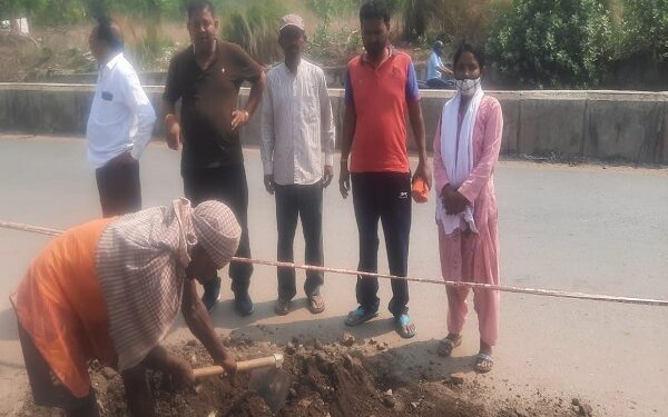 सड़क काटकर केबुल बिछाने पर काम बंद करवाते गोविंदपुर के स्थानीय जनप्रतिनिधि.