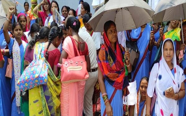 डीसी कार्यालय के बाहर जलसहियाओं की भीड़.