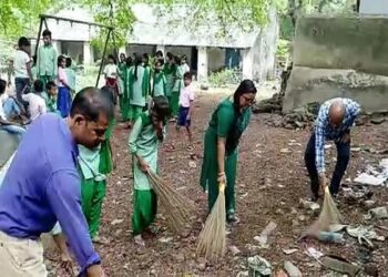पोटका प्रखंड में स्वस्छता अभियान में शिक्षक व छात्र