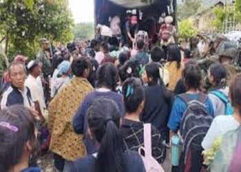 मणिपुर में कर्फ्यू में ढील के बाद लोगों की भीड़.