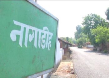 टाटानगर स्टेशन से 5 किलोमीटर की दूरी पर बसा नागाडीह गांव में लगा बोर्ड और वीरान पड़ी सड़क.