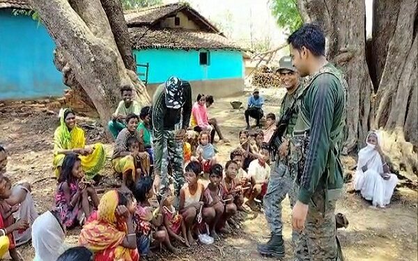 मनोहरपुर के पाथरबासा गांव के ग्रामीणों को दोस्त बनाती मनोहरपुर पुलिस