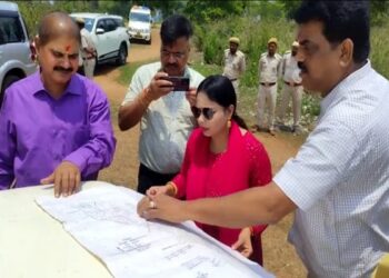पार्क निर्माण को लेकर स्थल निरीक्षण करती डीएफओ ममता प्रियदर्शी व अन्य अधिकारी