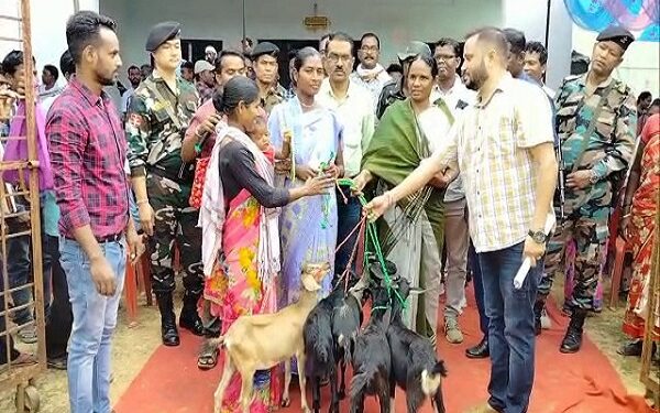 लाभुकों के बीच पशुधन करती मंत्री जोबा मांझी