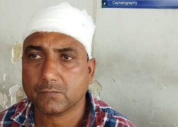 पिस्टल के बट से हमले में घायल संजीव सिंह एमजीएम अस्पताल में इलाजरत.