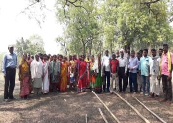 सोनागाड़ा में ग्राम सभा फेडरेशन निर्माण की बैठक में शामिल ग्रामीण