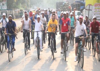 मदर्स-डे पर साइकिल रैली में शामिल पूर्व डीआइजी राजीव रंजन सिंह व अन्य लोग.