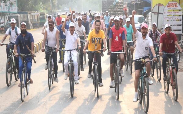 मदर्स-डे पर साइकिल रैली में शामिल पूर्व डीआइजी राजीव रंजन सिंह व अन्य लोग.