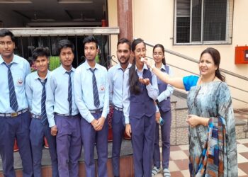 आदित्यपुर सेंट्रल पब्लिक स्कूल में सीबीएसई का बेहतर रिजल्ट आने पर हर्षित मुद्रा में विद्यार्थी