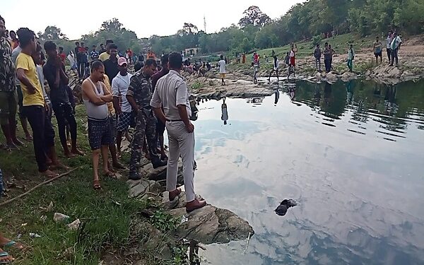 रोरो नदी में युवक का शव तैरता हुआ, एवं छानबीन को पहुंची पुलिस