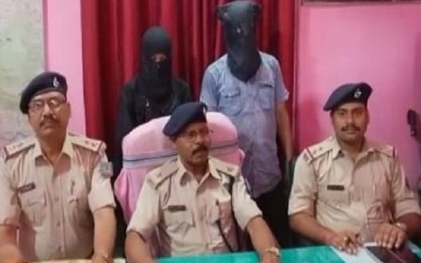 गिरफ्तार आरोपियों की जानकारी देती पुलिस.