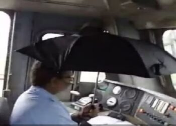 वंदे भारत एक्सप्रेस ट्रेन में छत्री लगाये बैठे हुये हैं लोको पायलट (तस्वीर छह साल पुरानी है).